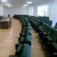 Конференц-зал на 100 мест с зелеными креслами для аудиторий Robustino Luxe RL-01