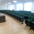 Зеленые кресла для аудиторий Robustino Luxe RL-01 в конференц-зале на 100 мест