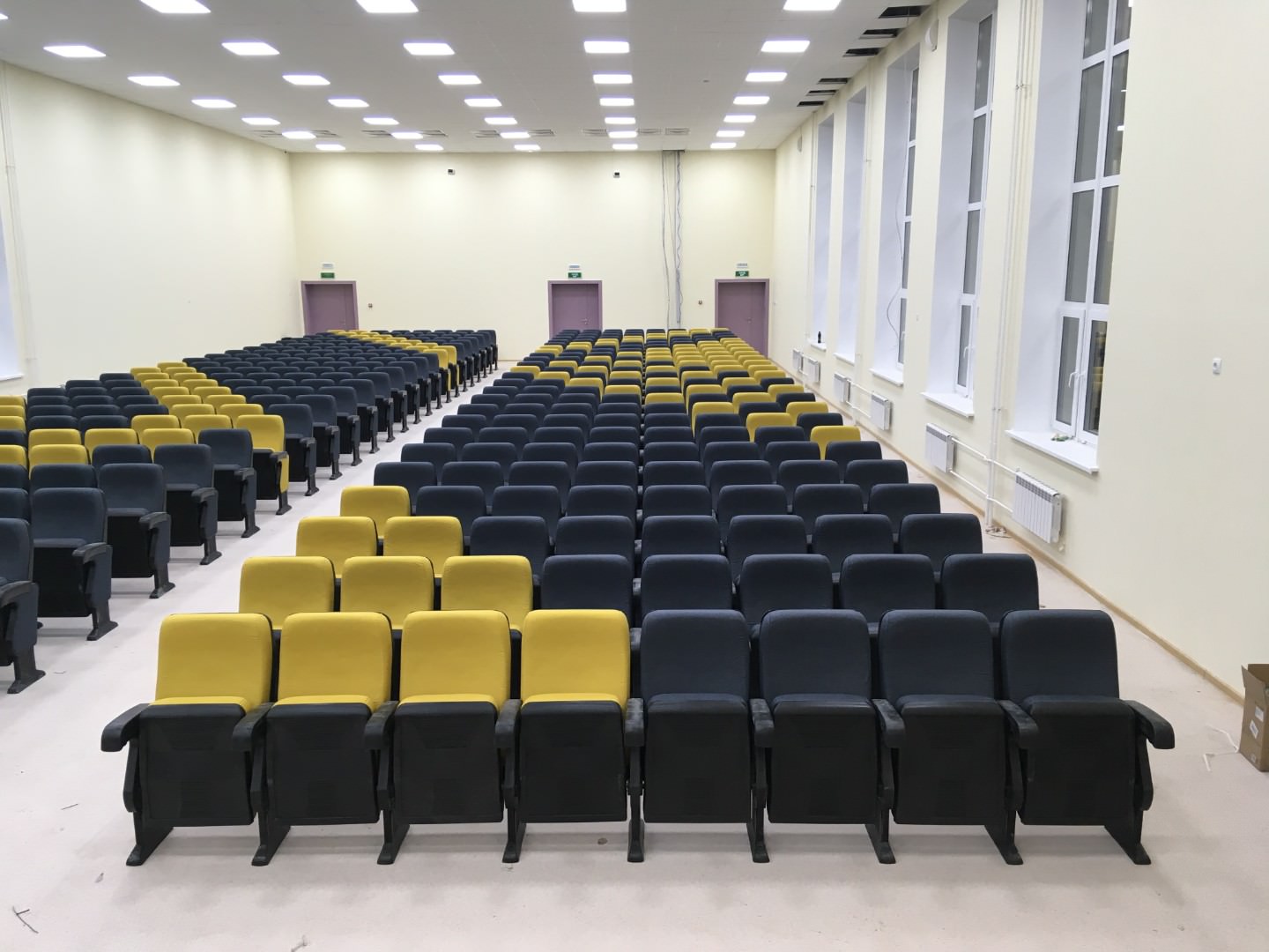 Кресла в актовый зал средней школы №18 на 1000 мест г. Обнинск